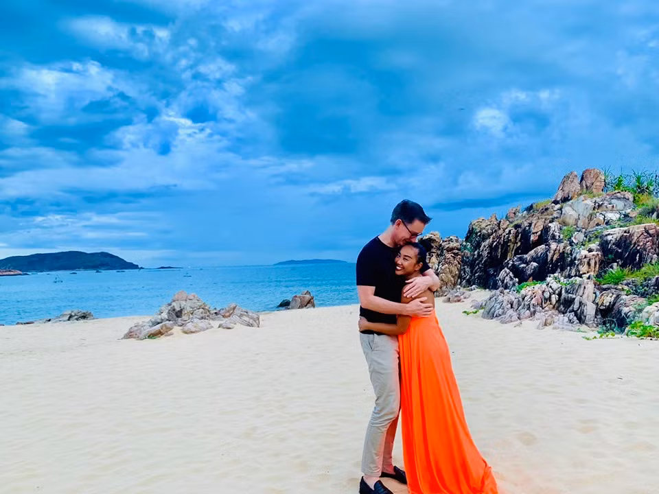 Cũng như Thu Minh, ca sĩ Đoan Trang kết hôn muộn ở tuổi 35 nhưng hạnh phúc viên mãn. Ông xã của nữ ca sĩ sinh năm 1978 là doanh nhân gốc Thụy Điển Johan Wicklund. Anh là tổng giám đốc của một thương hiệu mỹ phẩm nổi tiếng.