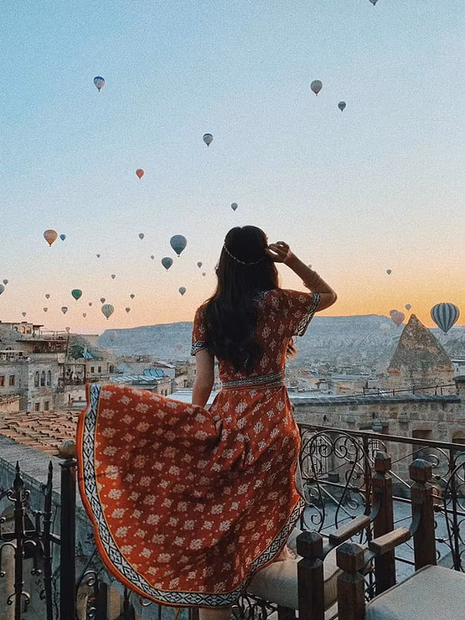 Á hậu Phương Nga khoe ảnh ngắm khinh khí cầu tại Thổ Nhĩ Kỳ. Ảnh: FBNV.