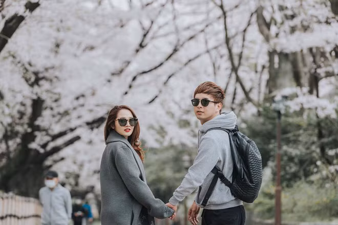 Bản thân giọng ca "Con bướm xinh" cũng từng thừa nhận chuyện anh không yêu được một người khác nên mới quay ra yêu Bảo Anh. Ảnh: Instagram, FBNV.