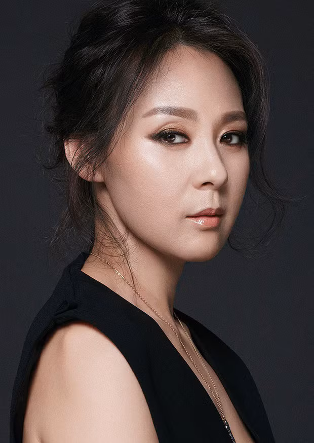 Nguyên nhân khiến Jeon Mi Seon tự sát được công ty chủ quản của cô xác nhận là do trầm cảm. Theo Sina, dù có cuộc sống hạnh phúc bên chồng đạo diễn và hai con nhưng nữ diễn viên "Mặt trăng ôm mặt trời" lại chịu nhiều bất ổn về tâm lý khi một người thân qua đời trong khi mẹ cô lại bị bệnh nặng. Ảnh: Twitter.