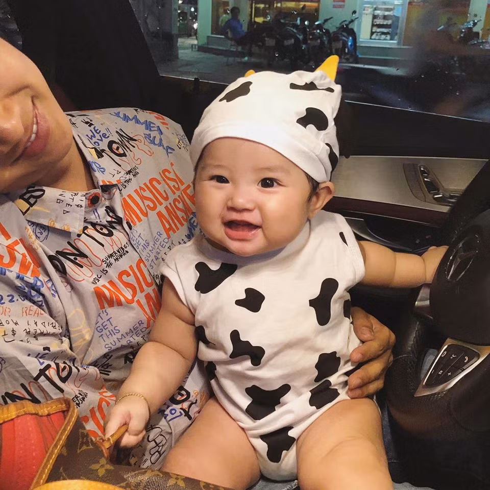 Bà xã Bảo Ngọc chia sẻ lại hình ảnh Hoài Lâm bên con gái lớn vô cùng bụ bẫm và đáng yêu.