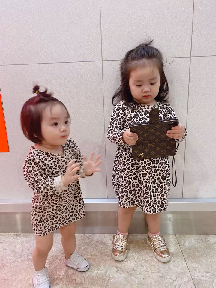 Vào tháng 7, Hoài Lâm và Bảo Ngọc thừa nhận đã đăng ký kết hôn. Cuối năm 2019, cả hai cũng lần đầu công khai có hai con gái là bé Gà Gà 2 tuổi và bé Cún Cún 1 tuổi sau 2 năm giữ kín chuyện mang bầu và sinh con. Ảnh: FBNV.