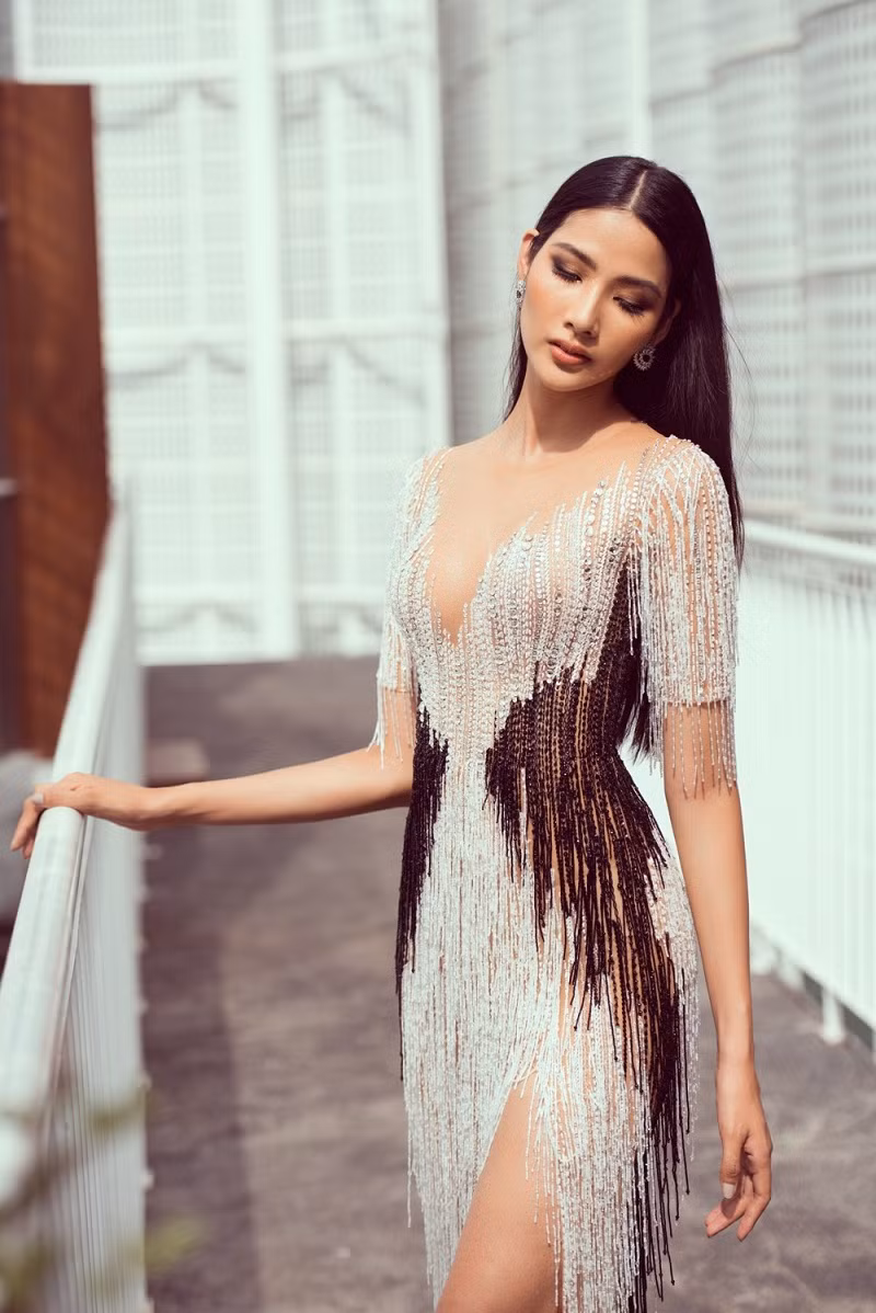 Được biết, NTK Hoàng Hải sẽ đồng hành cùng cô tại Miss Universe 2019. Được biết chính NTK Hoàng Hải là người sáng tạo nên chiếc đầm lấp lánh Hoa hậu Pháp - Iris Mittenaere mặc ở khoảnh khắc đăng quang Hoa hậu Hoàn vũ Thế giới 2016.