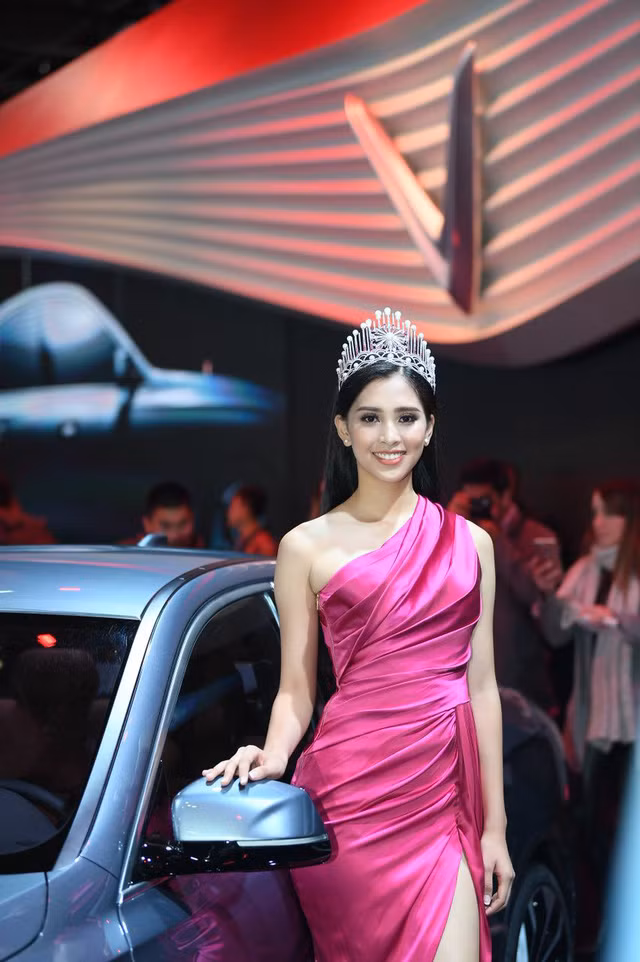Tại Paris Motor Show 2018, Hoa hậu Tiểu Vy cũng gợi cảm vô đối với chiếc đầm đỏ lệch vai, khoe chân dài miên man trong buổi ra mắt xe của Vinfast. Ảnh: VTV.