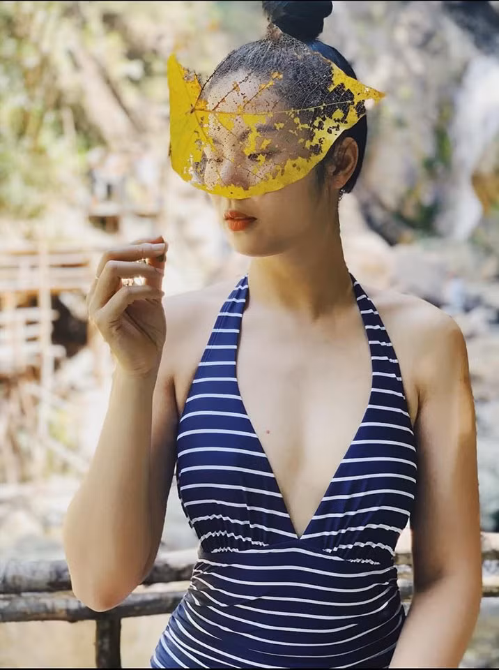 Đây được xem là lần hiếm hoi Hoa hậu Việt Nam 2010 đăng ảnh "nóng bỏng" khoe body gợi cảm sau 9 năm đăng quang.