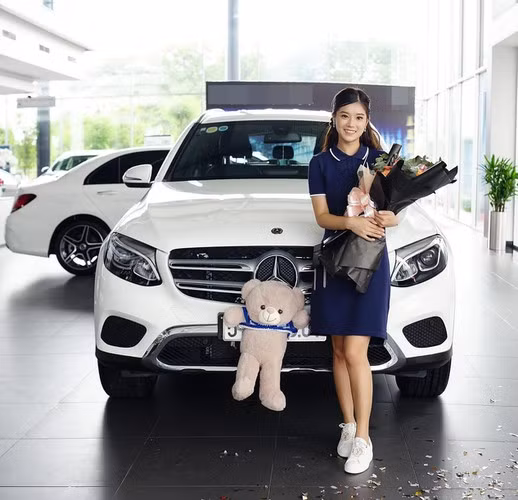 Nỗ lực hoạt động nghệ thuật sau 5 năm Nam tiến, cuối tháng 7 vừa qua, ca sĩ Hoàng Yến Chibi tậu cho mình chiếc xế hộp giá gần 2 tỷ đồng ở tuổi 24.