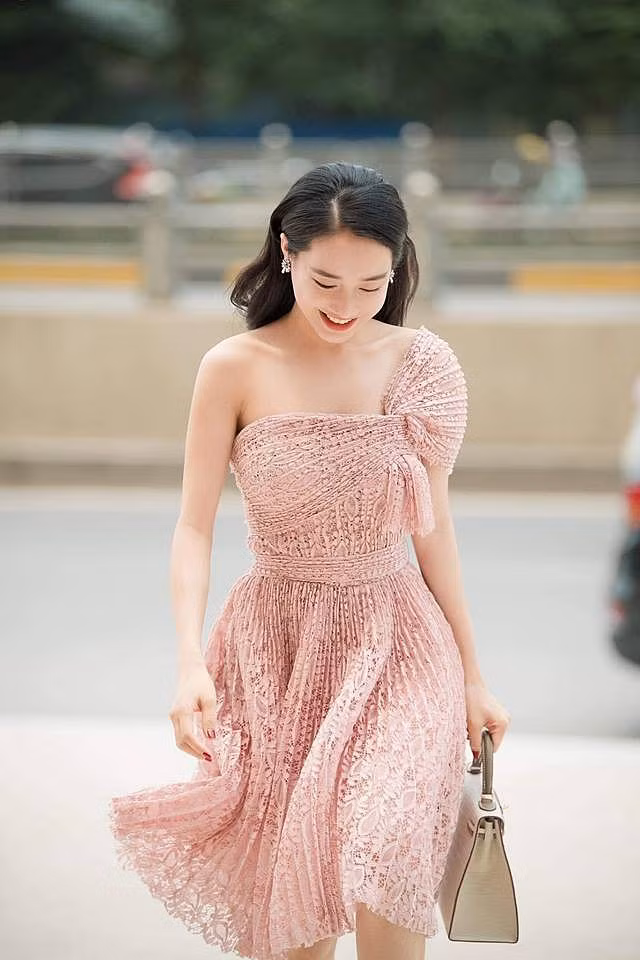 Xuất hiện tại một sự kiện diễn ra tại Hà Nội vào cuối tháng 4 vừa qua, bà xã Trường Giang cũng khiến fan phải trầm trồ với hình ảnh tươi tắn, đẹp rạng ngời trong bộ đầm hồng khoe vai trần gợi cảm.