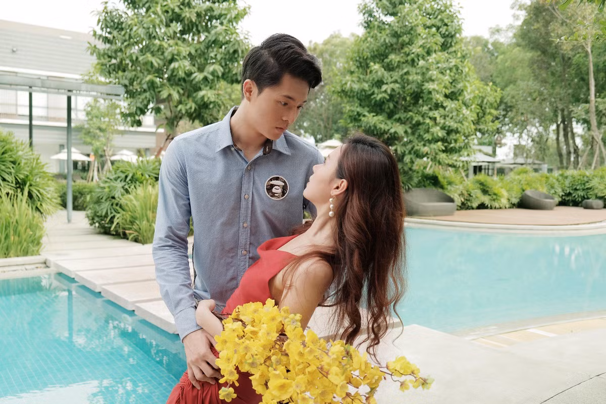 Hình ảnh hoa đào, hoa mai, văn hóa Tết hai miền Nam - Bắc được khắc họa rõ nét trong MV "Tết đến rồi" của cặp đôi Harry Lu - Midu.