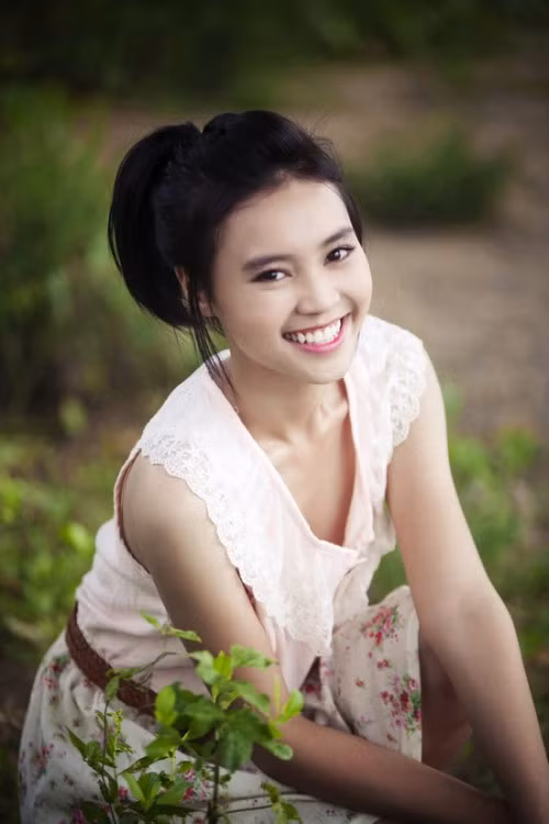 Gắn liền với hình ảnh "gái ngoan" mong manh, dễ thương nên phong cách của Lan Ngọc trước đây cũng khá nhẹ nhàng, và mộc mạc như chính những vai diễn của mình.