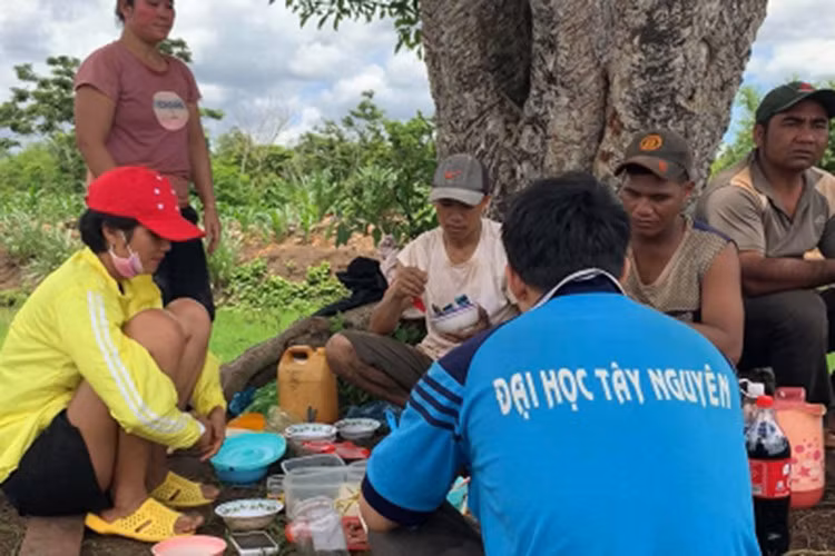 Nàng hậu thoải mái vận trang phục "tông xuyệt tông" với đôi dép tổ ong "huyền thoại" khi dùng bữa trưa với dân làng.