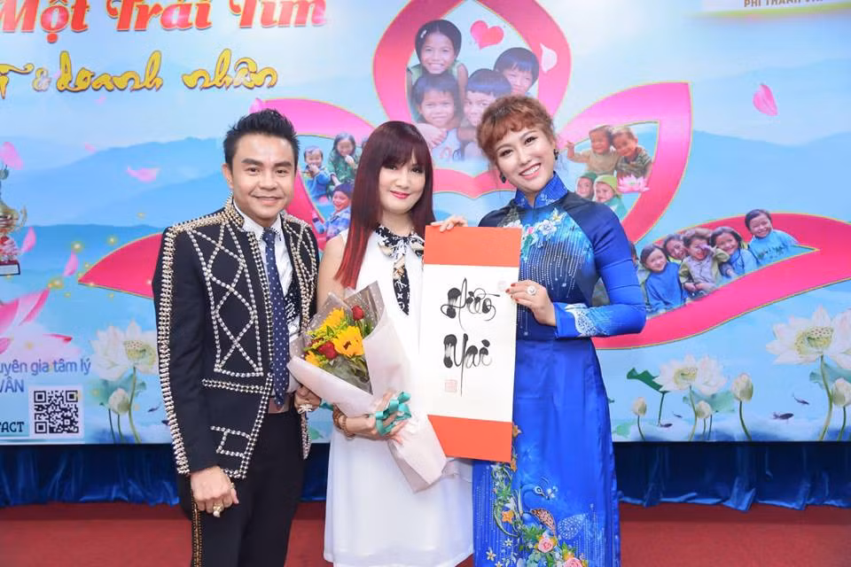Cô nhận được sự hỗ trợ nhiệt tình của các nghệ sĩ như Nguyễn Chánh Tín, ca sĩ Long Nhật, Đoan Trường, Hồ Lệ Thu, diễn viên Hiền Mai, Việt Trinh, Hoàng Mập…