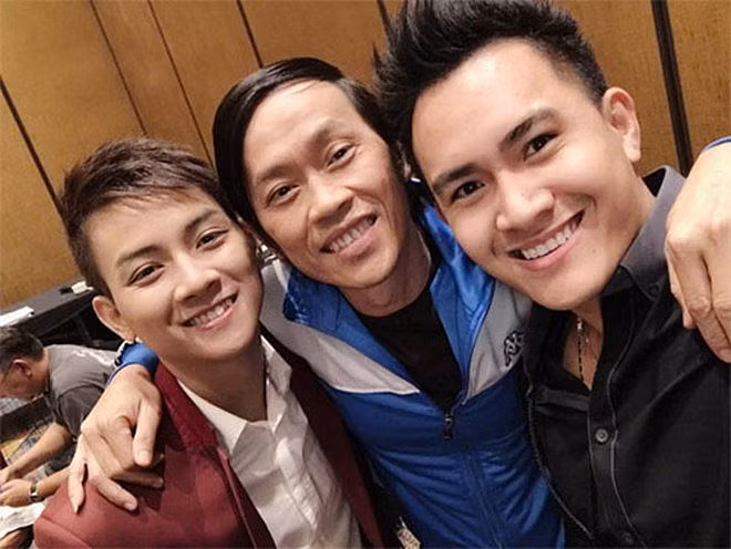 Là một trong những nghệ sĩ có nhiều con nuôi nhất showbiz, nhưng Hoài Linh giấu nhẹm thông tin về con ruột. Mãi đến tháng 5/2016, danh hài mới công khai người con trai ruột tên Võ Lê Thành Vinh. Con trai Hoài Linh sinh năm 1990, hiện đang định cư tại Mỹ.