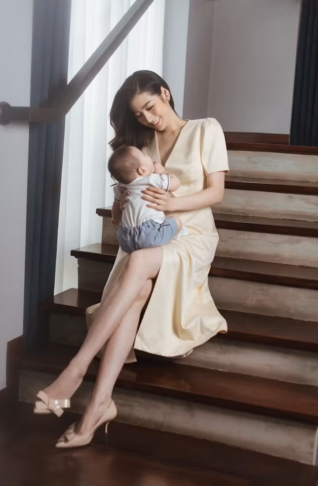 Giấu kín chuyện mang bầu và sinh con sau khi kết hôn với ông xã thiếu gia vào tháng 7 năm ngoái, mãi đến đầu tháng 1/2019, Á hậu Tú Anh mới thừa nhận đã sinh con trai đầu lòng - tên ở nhà là bé Kem.