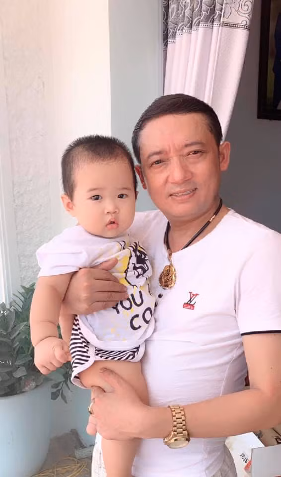 Con trai hơn một tuổi của nam danh hài và vợ ba vô cùng bụ bẫm, đáng yêu. Con trai lớn với người vợ cả đã vào Đại học Sư phạm và chuyển đến sống cùng vợ chồng Chiến Thắng tại Vĩnh Phúc để tiện cho việc đi học.