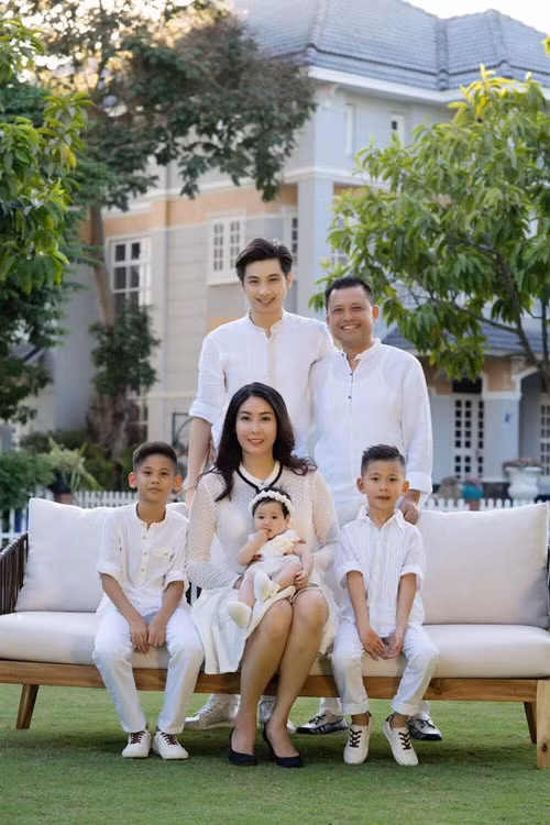 Người đẹp 43 tuổi và ông xã có 3 đứa con, hai cậu con trai và một cô con gái. Cô cũng rất thân thiết với cậu cả - con riêng của ông xã Hà Kiều Anh với người vợ đầu.