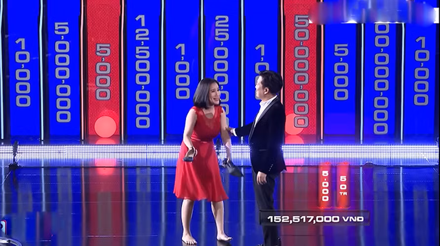 Trước ồn ào của Phi Thanh Vân, MC Cát Tường cũng bị chê vô duyên, làm lố ở gameshow Tường lửa. Là một MC duyên dáng được nhiều người yêu mến, thế nhưng những hành động như cắt lời MC Trường Giang, biểu cảm quá lố như tháo giầy đi chân trần, nằm lăn ra sân khấu... của nữ MC khiến chị vấp phải nhiều sự chỉ trích. Ảnh chụp màn hình VTV.