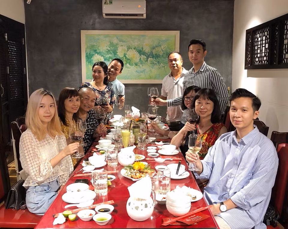 Trong bức ảnh chụp buổi tiệc mừng sinh nhật bà xã Phương Lan được đăng tải mới đây, nghệ sĩ Xuân Hinh còn công khai gọi "vợ yêu".