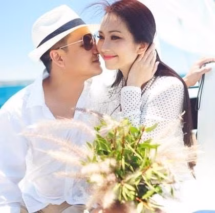 Sau cuộc hôn nhân chóng vánh kéo dài 2 tháng với DJ Hoàng Phong, năm 2014, Kim Hiền tái hôn với chồng Việt kiều - doanh nhân Andy Lê và định cư bên Mỹ.