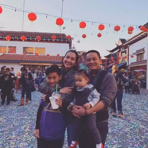 Cô viết: "Cám ơn tình yêu của em! Bao sóng gió, khó khăn và mọi thứ cứ trải qua trong chúng ta gần 5 năm nhưng vẫn mãi cạnh nhau và ước mơ cũng đã thực hiện chung với nhau về công việc! Mỗi bước đi là mỗi thắt chặt chúng ta! Cám ơn chồng!".
