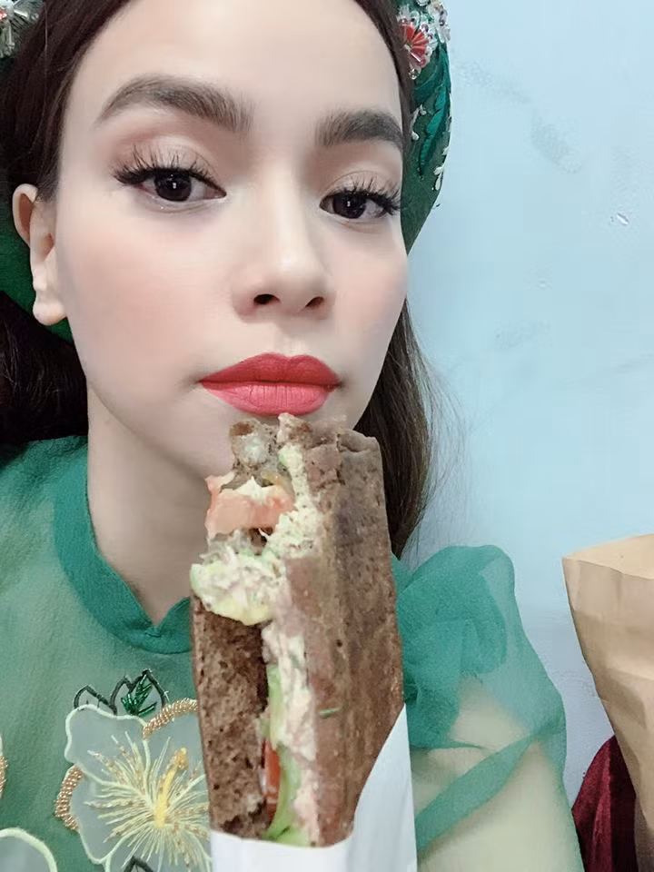 Giọng ca sinh năm 1984 còn cảm ơn bạn trai Kim Lý vì tự tay chuẩn bị món bánh ăn "vừa không bị mập, vừa đẹp da thêm phần nước 5 loại củ quả nữa".