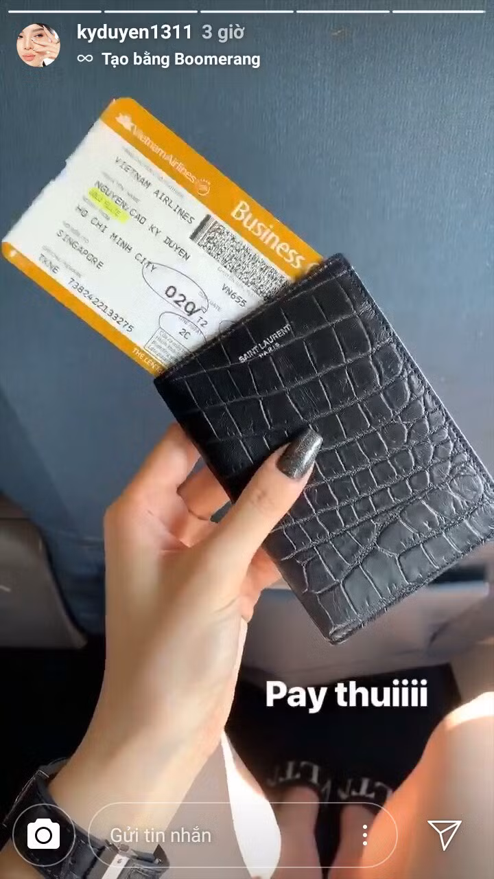 Mới đây, trên Instagram Story, Hoa hậu Việt Nam 2014 còn đăng tải một bức ảnh chụp tấm vé máy bay hạng thương gia với hành trình từ TP HCM đến Singapore.