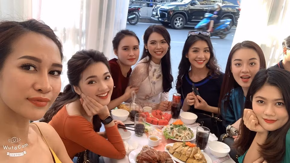 Trên trang cá nhân, cô dâu Thanh Thằng chia sẻ: "Cảm ơn dàn bê tráp nữ xinh nhất Việt Nam và dàn nam đẹp trai nhất Đại học Xây dựng. Thề không điêu, đứng chụp hình làm tắc luôn đường Phan Đình Giót".