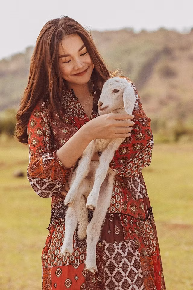 Mỗi bộ trang phục từ nhẹ nhàng đến quyến rũ và cá tính đều làm toát lên nét tươi trẻ của nữ siêu mẫu 8X.
