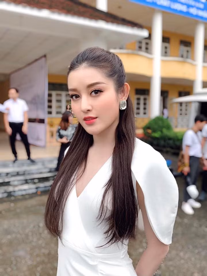 So với Mỹ Linh hay Tú Anh, chân dài sinh năm 1995 cũng sở hữu nhan sắc không hề kém cạnh.
