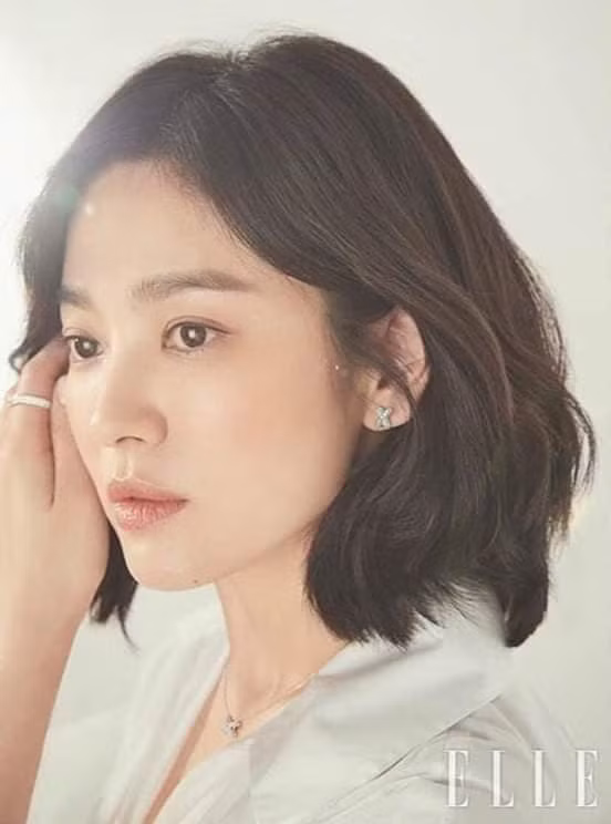 Khi tờ Elle đặt câu hỏi: "Trong phim "Boyfriend", nhân vật của bạn có câu thoại: "Vì anh, em mới biết thế nào là tình yêu?", "chân lý tình yêu" mà chị lĩnh hội được từ trước tới nay là gì?", Song Hye Kyo trả lời: "Với tôi, có một số việc không nên miễn cưỡng, cũng không nên miễn cưỡng thay đổi làm gì, thà rằng hãy thuận theo lẽ tự nhiên?".