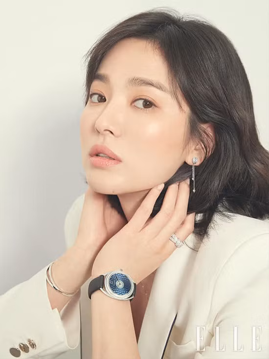 Có thể thấy dù đối mặt với tin đồn ly hôn nhưng Song Hye Kyo vẫn luôn biết cách cân bằng cuộc sống và chăm sóc bản thân. Lần tái xuất với nhan sắc đỉnh cao này như một phần minh chứng cho điều đó. Ảnh, nguồn: ELLE.