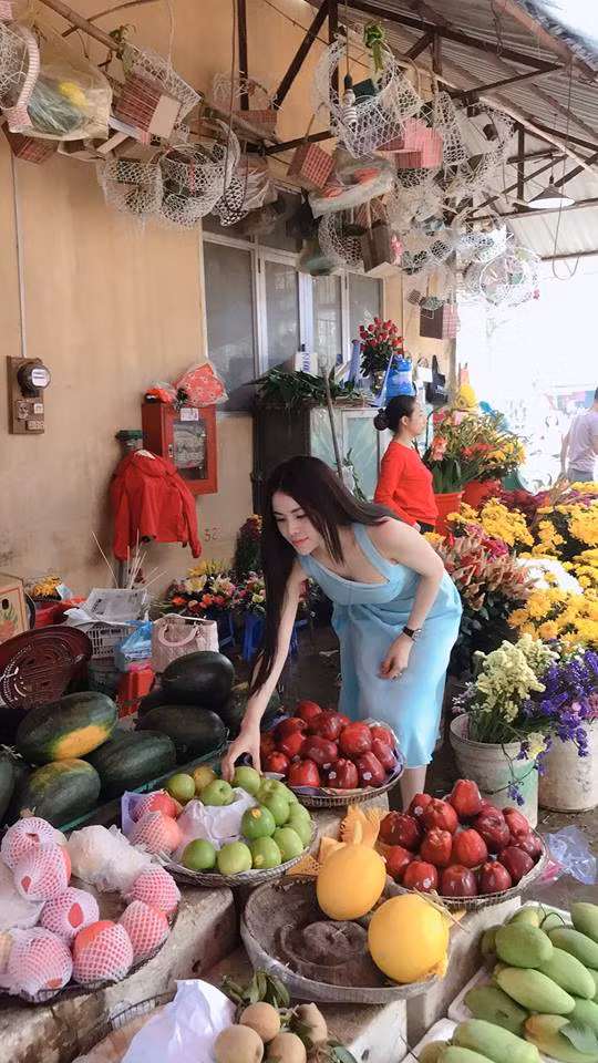 Hình ảnh cuộc sống sang chảnh của "Á hậu bị tước vương miện" đối lập với gia cảnh khó khăn của người đẹp ở quê. Thời điểm vướng nghi án bán dâm, người đẹp sinh năm 1995 dành nhiều thời gian hơn khi về Hà Giang để chăm sóc ba bị bệnh nặng và phụ mẹ bán trái cây ngoài chợ.