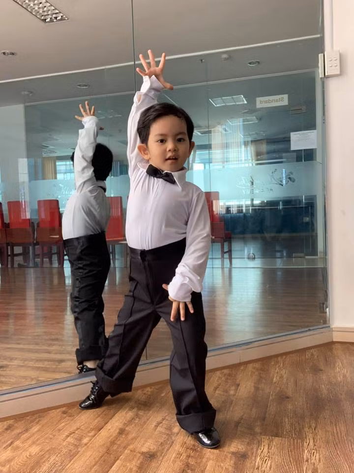 Từ lúc 3 tuổi, Kubi đã có khả năng bắt nhịp giai điệu và thực hiện nhiều động tác đặc trưng của từng điệu nhảy.