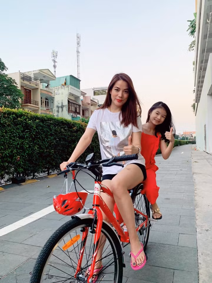 Chuyện tình duyên lận đận khiến mỹ nhân họ Trương dần kín tiếng chuyện đời tư. Cô tập trung cho các dự án nghệ thuật và dành thời gian chăm sóc con gái.