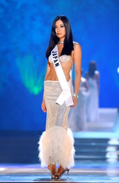 Miyako Miyazaki - đại diện Nhật Bản tại Hoa hậu Hoàn vũ 2003 gây choáng với bộ trang phục khoe da thịt táo bạo. Tuy vậy, người đẹp này bị cho là đã hơi... "lạc đề" vì diện chiếc váy có vẻ không mấy phù hợp với phần thi trang phục dạ hội.