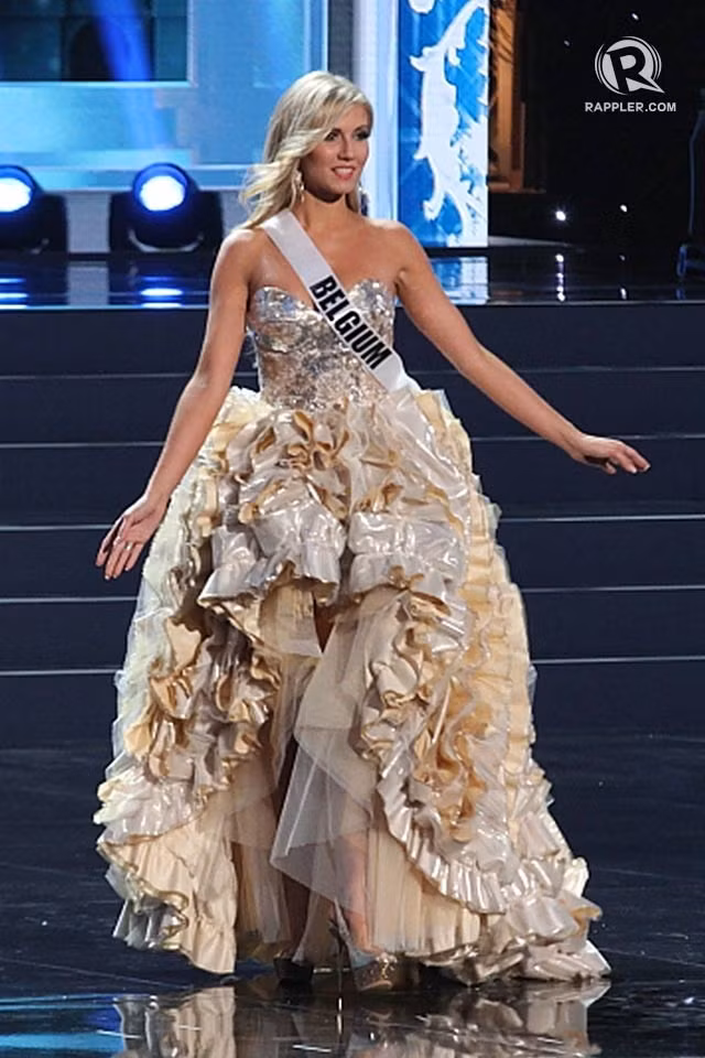 Tham gia Miss Universe 2013, đại diện Bỉ tự biến mình thành "thảm họa" khi diện trang phục dạ hội quá rối rắm.