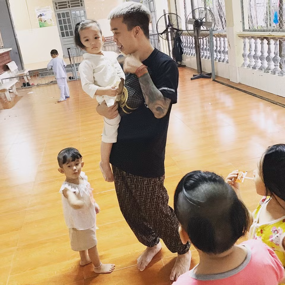  Người mới của chân dài 9X đang hoạt động trong một nhóm thiện nguyện.