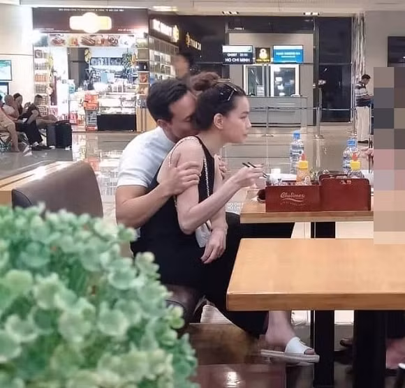 Từ ngày yêu Hà Hồ, Kim Lý có thói quen "hít hà" bạn gái từ phía sau.