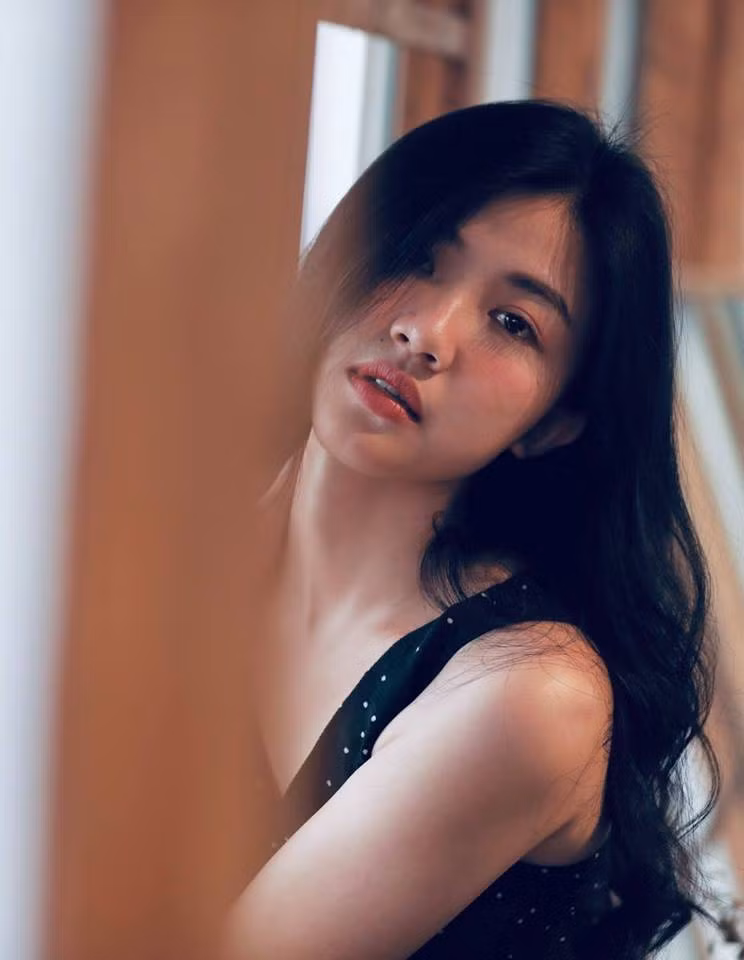 Với khả năng diễn xuất, nữ diễn viên 9X thường xuyên góp mặt trong những bộ phim truyền hình "ăn khách" được phát sóng trên khung giờ vàng của VTV thời gian gần đây như "Cả một đời ân oán" hay "Những cô gái trong thành phố"...