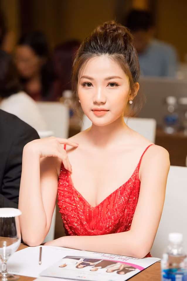 Nữ diễn viên trẻ sinh năm 1996 sở hữu gương mặt xinh đẹp, nước da trắng, đôi chân dài như người mẫu.