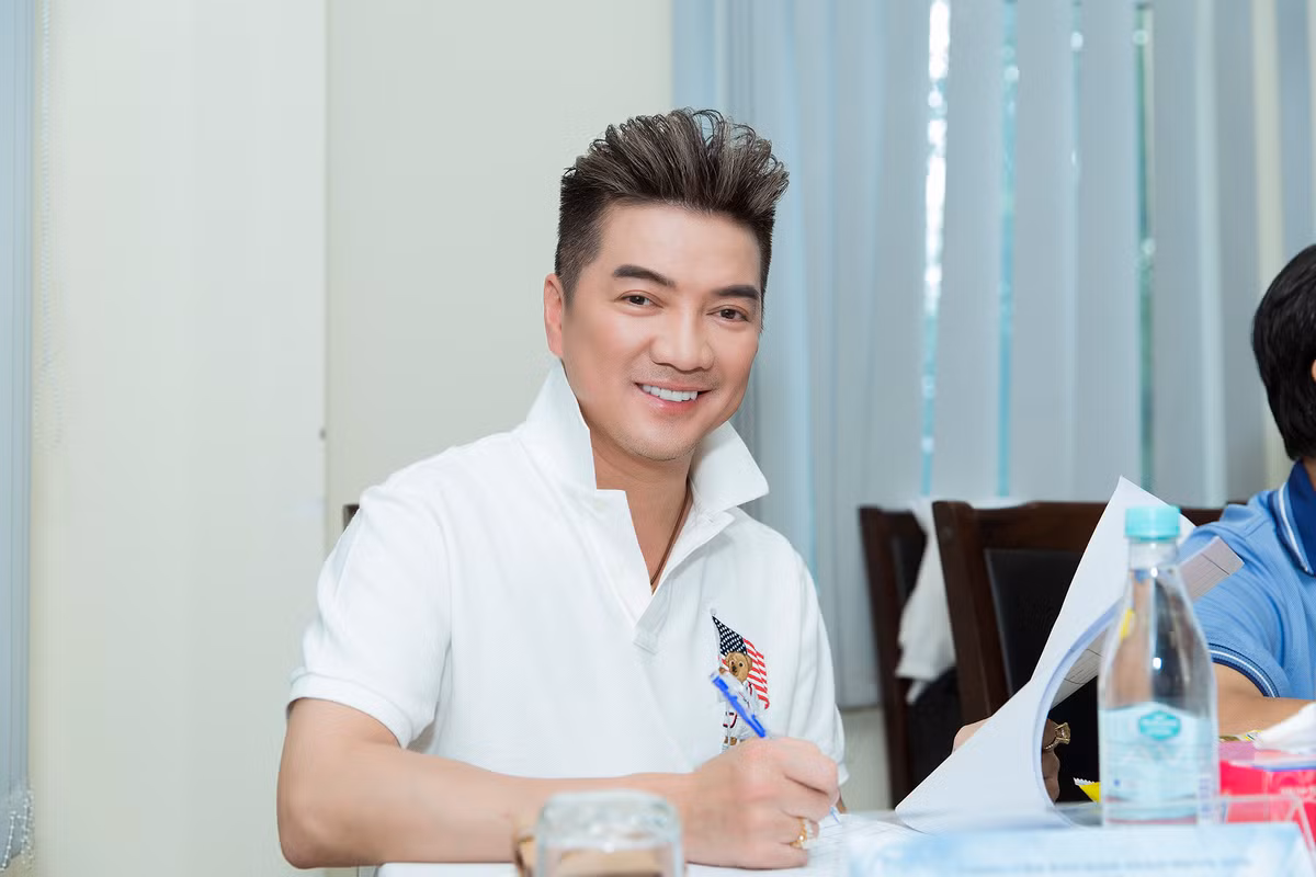Bầu không khí tại vòng Sơ khảo phía Bắc Miss World Việt Nam không chỉ nóng rực bởi nhan sắc xinh đẹp của những cô gái mà còn nóng bởi cảm xúc và sự chia sẻ chân thành mà BTC dành cho các bạn thí sinh, giữa các bạn thí sinh với nhau khi cùng hướng tới những điều tốt đẹp. Ảnh: Mr Đàm đồng hành cùng thí sinh năm nay.