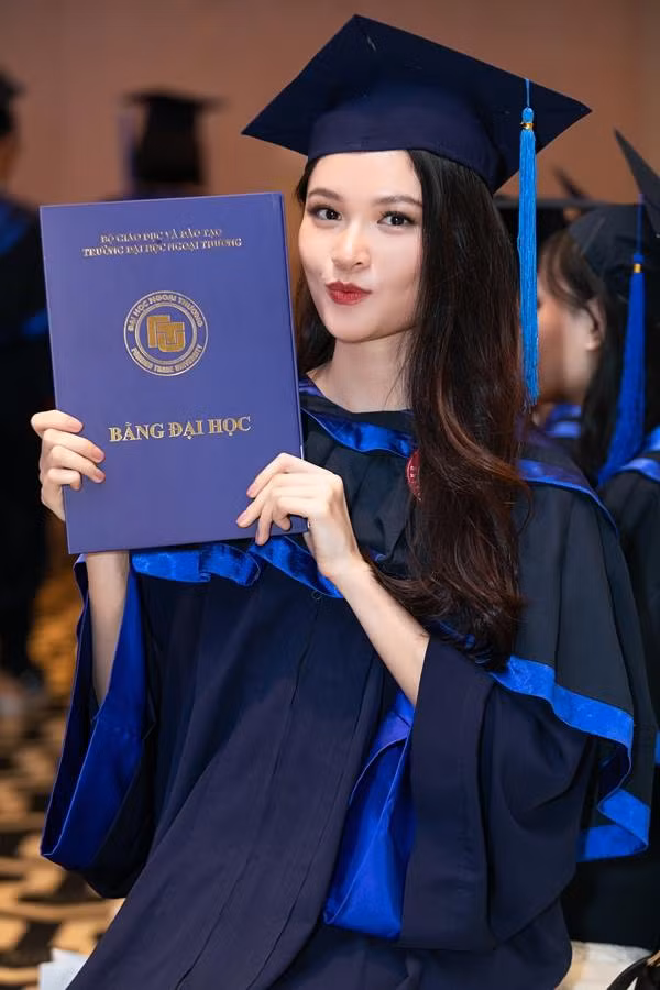 Bạn trai của Thùy Dung tốt nghiệp Thạc sĩ ở Mỹ và hiện sinh sống, làm việc ở Hà Nội. Cả hai quen nhau khi nàng Á hậu tham gia cuộc thi Hoa hậu Quốc tế 2017.
