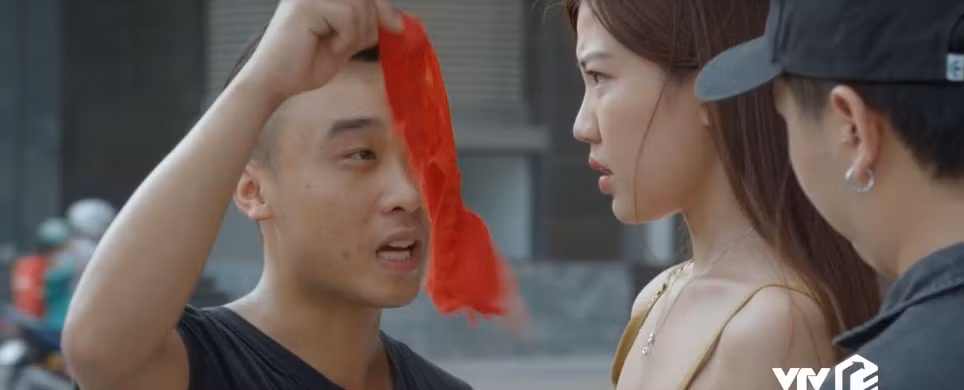 Thái độ trơ trẽn, hỗn láo, đang tâm phá hoại gia đình Thái (Ngọc Quỳnh) và Khuê (Hồng Diễm) của Trà khiến khán giả "sôi máu". Dù vậy người xem được phen hả hê khi cũng đến lúc Trà rơi phải cảnh ê chề khi bị đánh ghen.