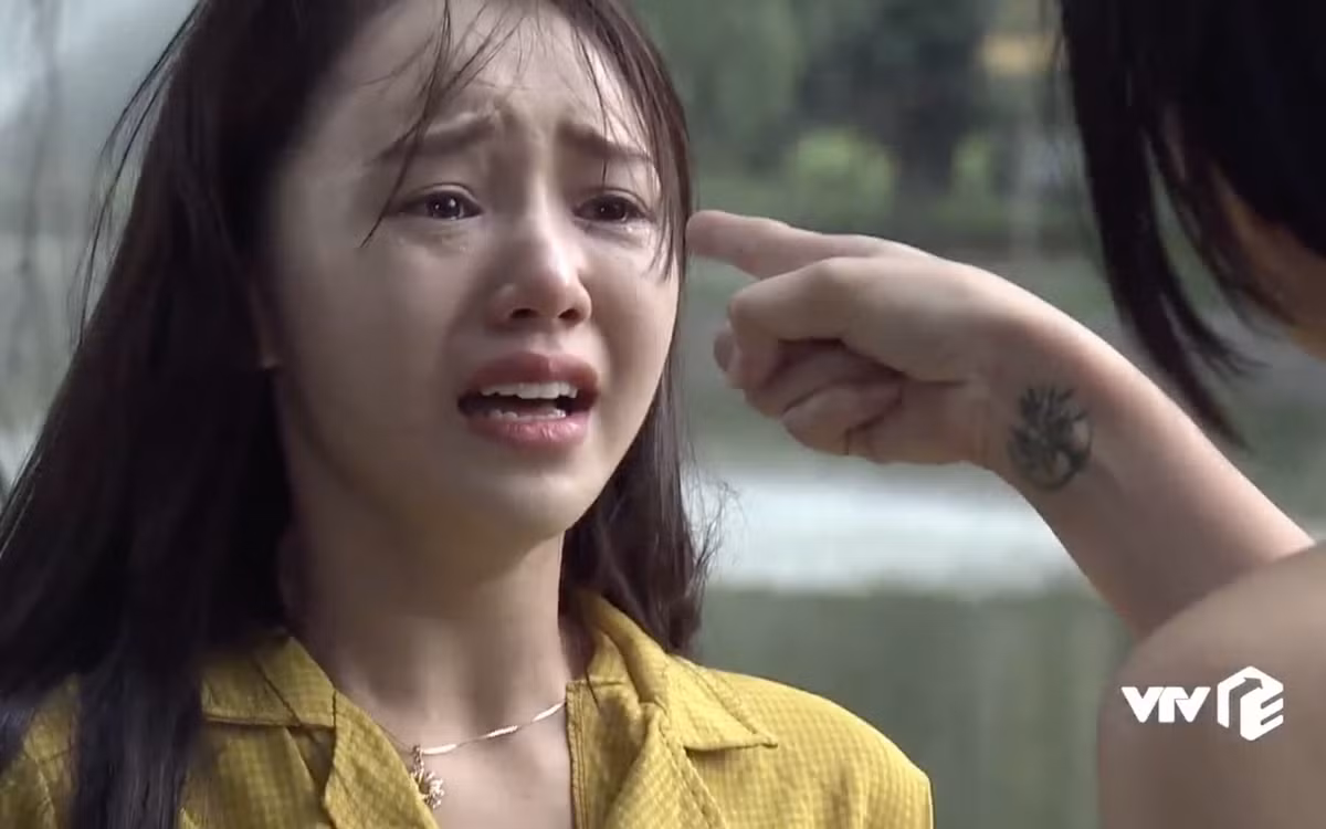 Trong "Quỳnh búp bê", Đào (Quỳnh Kool) bị My sói (Thu Quỳnh) điên cuồng đánh ghen. Sau cú tát sưng mặt của My sói, cô sinh viên non nớt sợ hãi khóc thút thít, tóc tai rũ rượi.