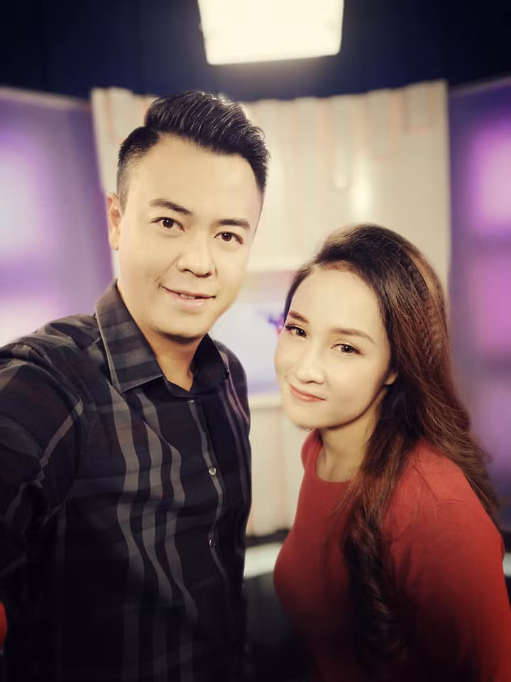 Tuấn Tú trông bảnh bao, trẻ trung, điển trai hơn khi "mày râu nhẵn nhụi".