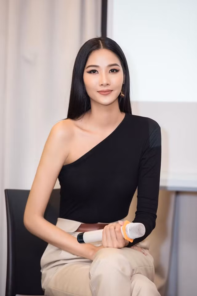 Vẻ đẹp hiện đại cùng sự tự tin còn giúp Hoàng Thùy được trang sắc đẹp Alvin Sebetero dự đoán đăng quang Miss Universe 2019.