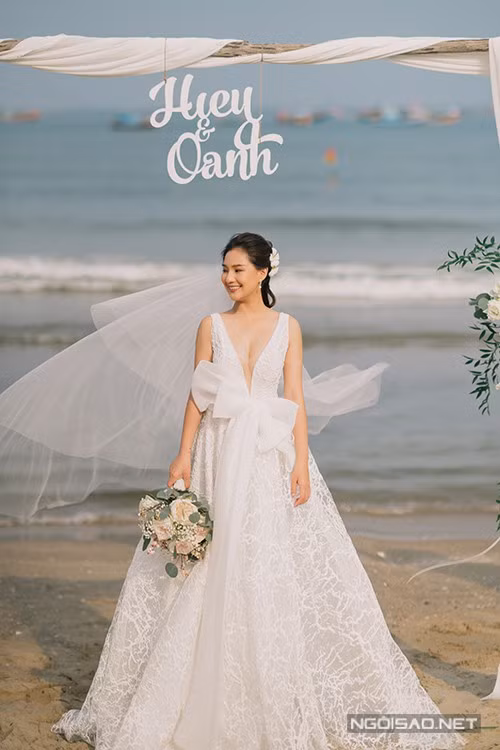 Bộ ảnh cưới của Kiều Oanh - Đặng Hiếu được thực hiện ở biển Phan Thiết khiến ai cũng xuýt xoa. Trong bộ cánh của NTK Vĩnh Thụy, cô dâu sinh năm 1991 khoe trọn vẻ đẹp rạng rỡ và gợi cảm. Ảnh: Ngôisao.net.