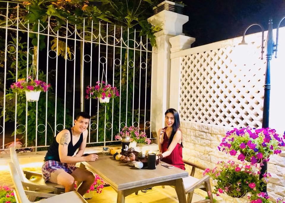 Cặp sao hưởng thụ trong không gian sống sang trọng và tràn ngập sắc hoa. Ảnh: FBNV.
