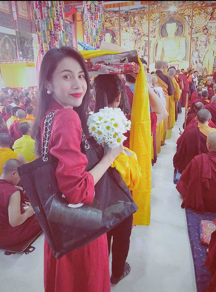 Nữ ca sĩ dành nhiều thời gian đi lễ chùa ở trong và ngoài nước.