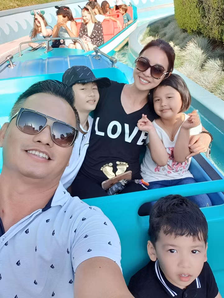 Trước khi thừa nhận mang bầu lần 4, Hoa hậu châu Á tại Mỹ 2006 đã sinh cho doanh nhân Đức Hải hai người con, bé Na (6 tuổi) và bé Nu (3 tuổi). Cậu cả Bảo Nam - con trai riêng của Jennifer Phạm với chồng cũ Quang Dũng năm nay cũng đã 11 tuổi.