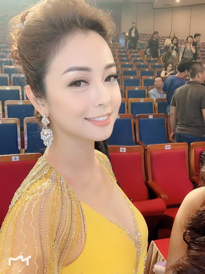 Dù thân hình có mũm mĩm hơn một chút nhưng vẫn không làm giảm đi vẻ đẹp gợi cảm của nàng hậu.
